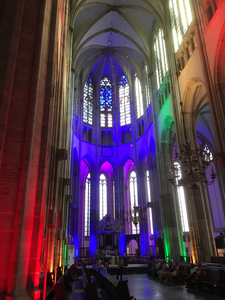 903333 Interieur van de Domkerk (Domplein) te Utrecht, in regenboogkleuren in het kader van de actie ...